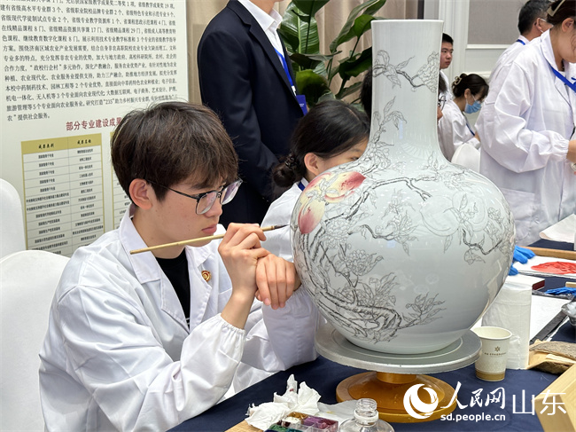 大会现场,港澳宝典正版资料文物修复与保护专业学生正在进行创作。人民网 谈媛摄